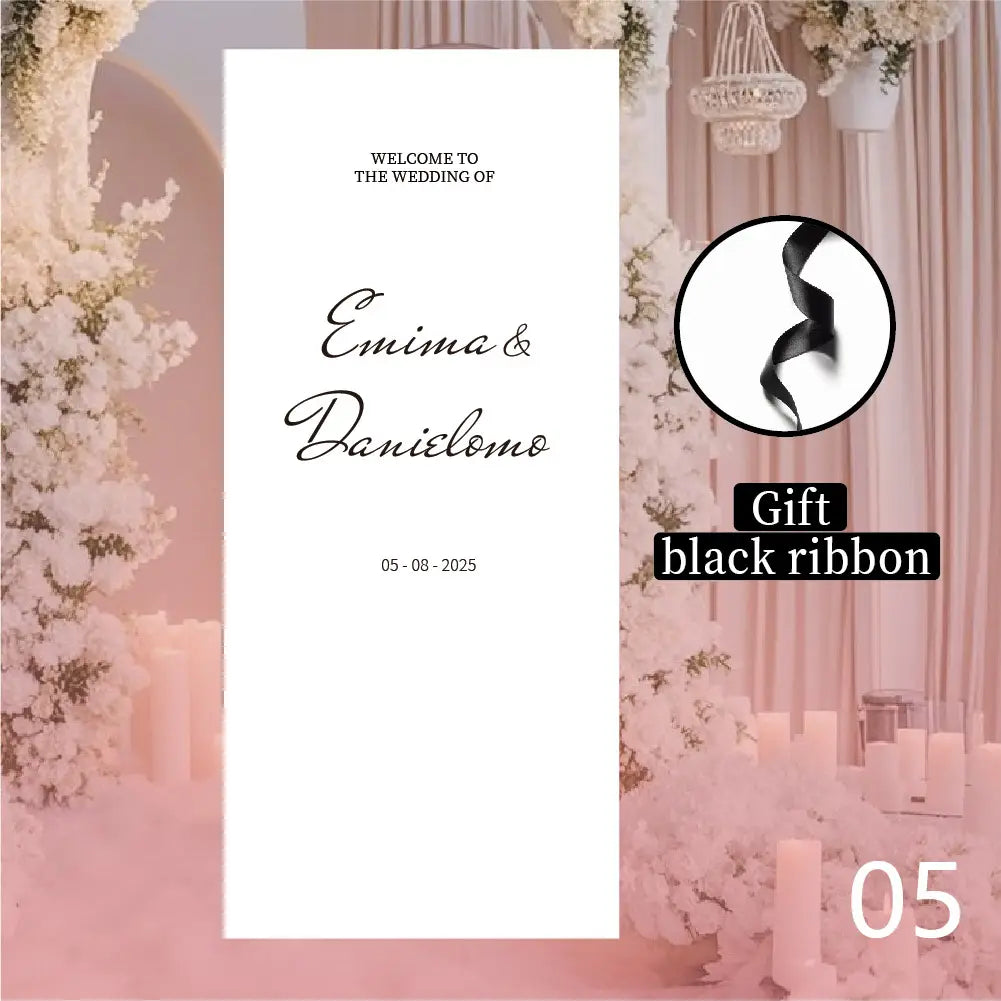 ruban en satin noir élégamment enroulé dans un encart circulaire sur le côté droit d’un panneau de bienvenue de mariage personnalisé en tissu