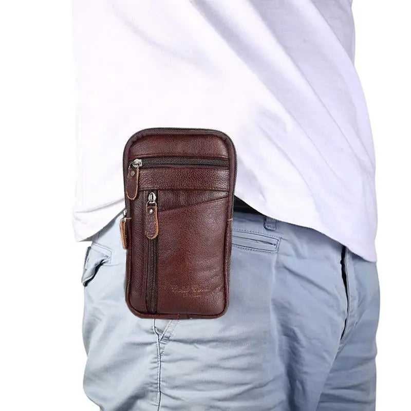 Ledergürteltasche für Herren in Braun mit Reißverschlüssen und Klappverschluss, entworfen als bequeme Gürteltasche und Umhängetasche für das Mobiltelefon.