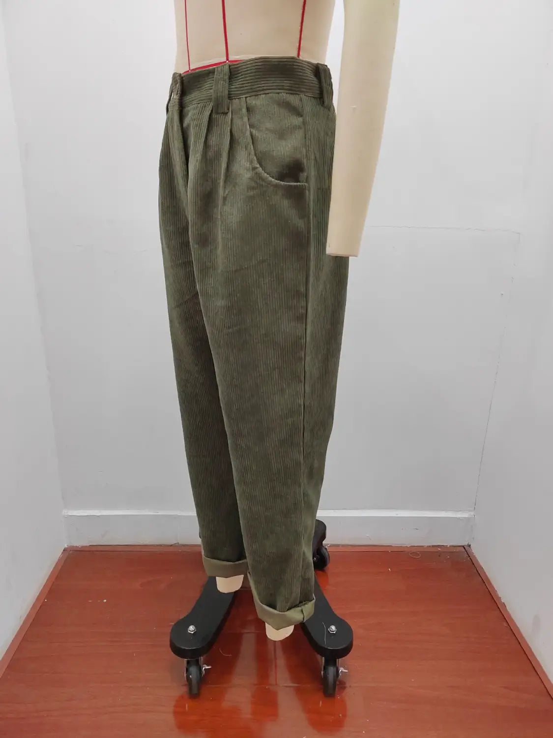 Pantalon en velours côtelé vert olive taille haute ample avec coupe décontractée et bas retroussés.