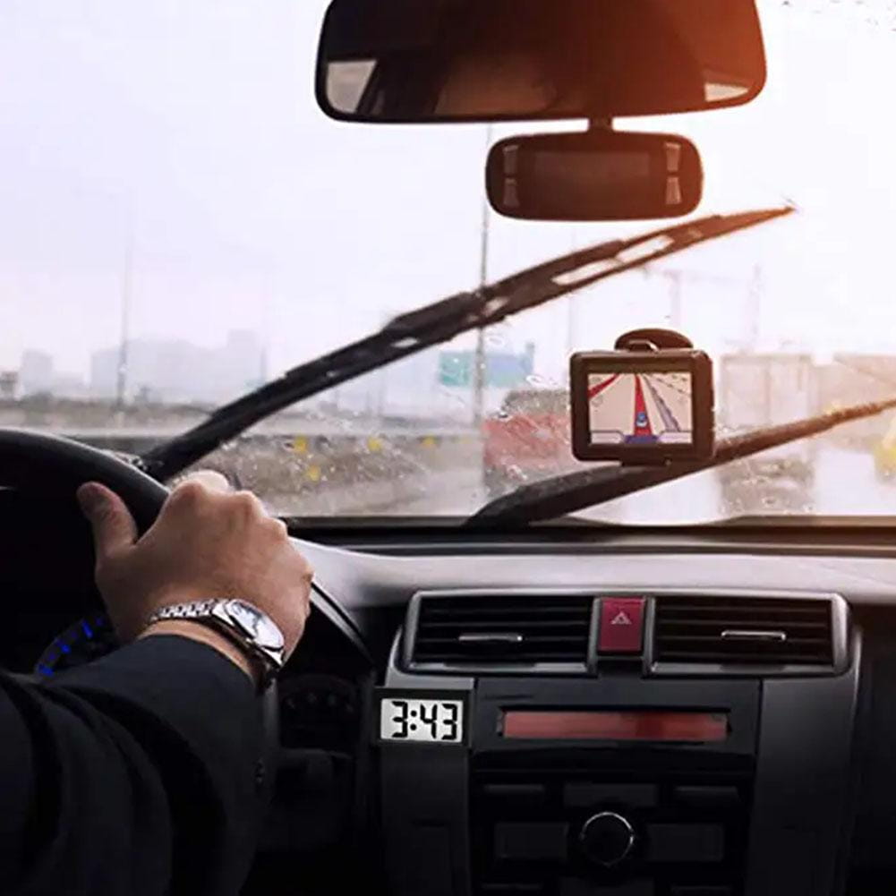 Schwarze digitale Fahrzeuguhr-Dashboard-Uhrzeit-Anzeige, die 3 43 auf ihrem Display anzeigt