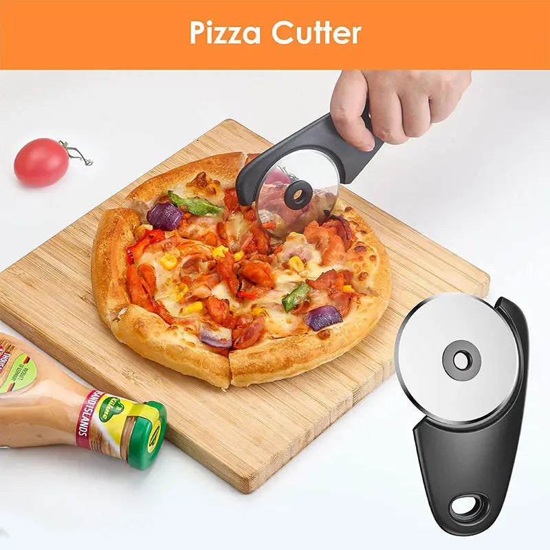 Schwarzgriffiger Pizzaschneider mit Edelstahl-Rundklinge aus einem platzsparenden Küchengeräteset mit Flaschenöffner und Pizzaschneider für eine effiziente Zubereitung der Speisen.