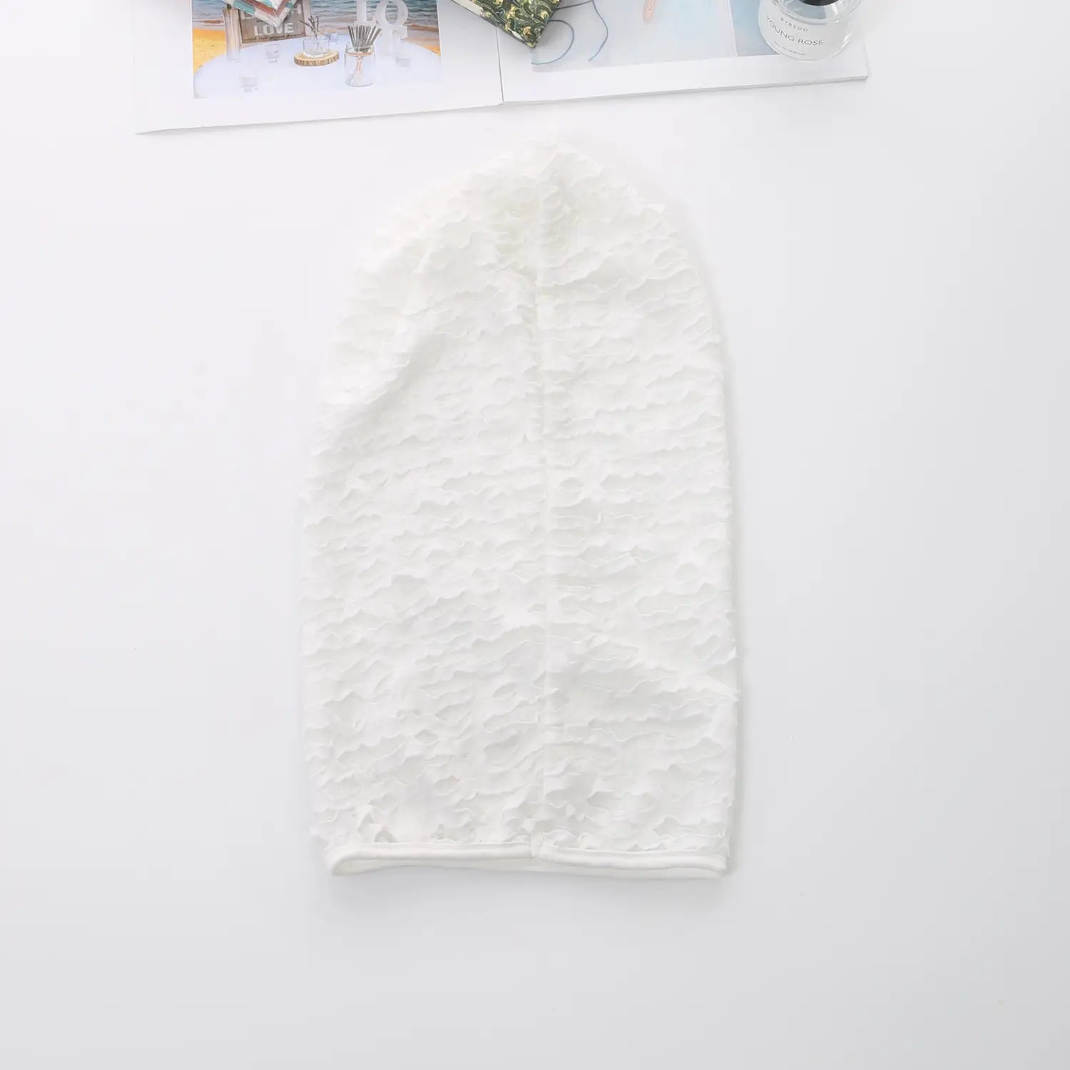 masque de visage en dentelle blanche avec design froncé texturé, faisant partie d’un masque de momie à capuche en résille déchirée pour un cosplay d’Halloween.