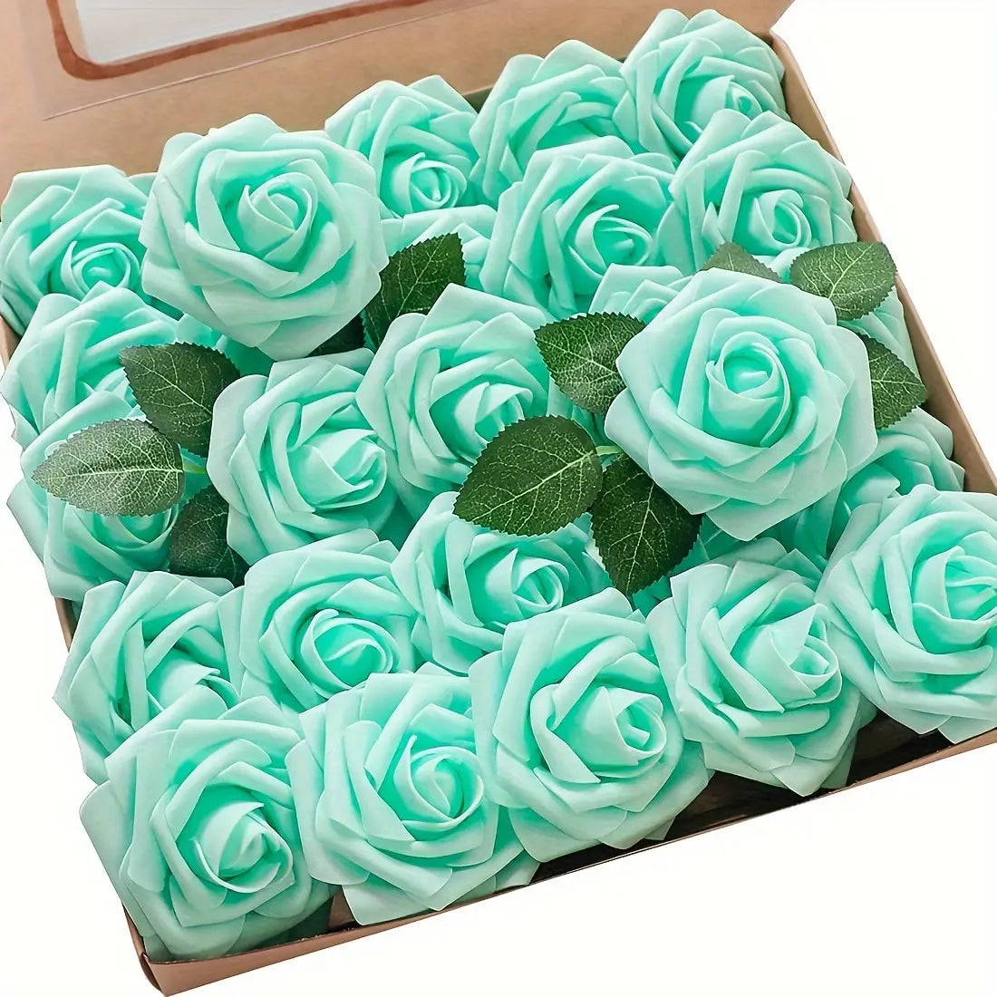 Une boîte remplie de roses de fleurs artificielles vert menthe clair, façonnées en fleurs en mousse, avec des feuilles vertes assorties, pour la décoration.