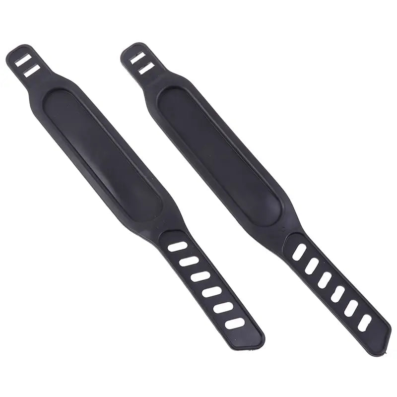 Paires de sangles de pédale de vélo d’exercice en plastique noir, dotées d’une finition mate lisse et de découpes ovales uniformément espacées le long de la longueur.