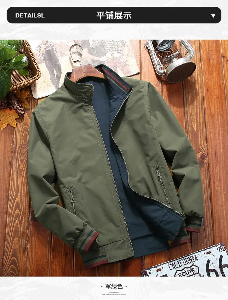 Veste de bomber décontractée pour homme légère à fermeture éclair coupe-vent vert olive, avec doublure bleu marine et poignets à rayures rouges et blanches.