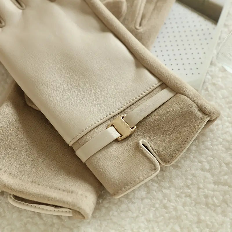 Beige Wildleder-Damen-Leder-Winterhandschuhe mit goldfarbener Schnallenverschluss, touch-kompatibel, von der Rückseite gezeigt