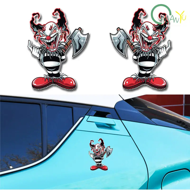 Autocollant de voiture de clown maléfique représentant un clown de dessin animé rouge et noir avec une hache en argent, portant un pantalon rayé et des chaussures rouges, conçu comme un autocollant imperméable.