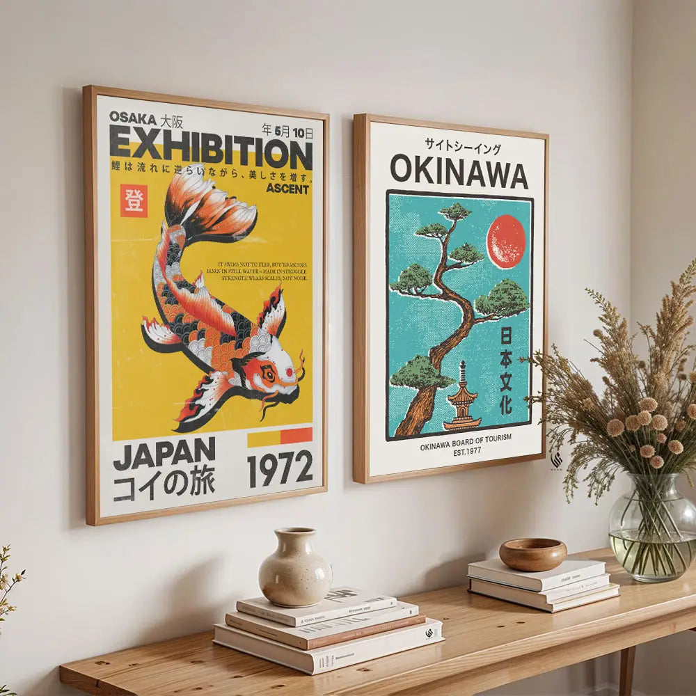 Dos carteles japoneses antiguos enmarcados, impresos sobre lienzo, con un vibrante pez koi naranja y blanco sobre un fondo amarillo, con el texto «Japan 1972» y un árbol de pino estilizado bajo un sol rojo, en estilo de decoración Japandi sobre pared con tonos teal.