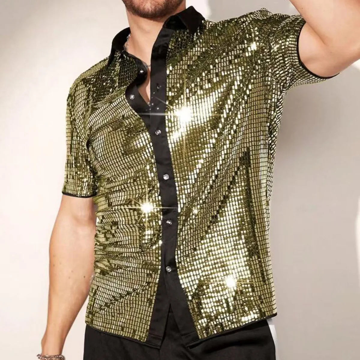 Chemise de scène à manches courtes en sequins pour hommes, avec des sequins dorés étincelants, un col noir et une patte de boutonnage.