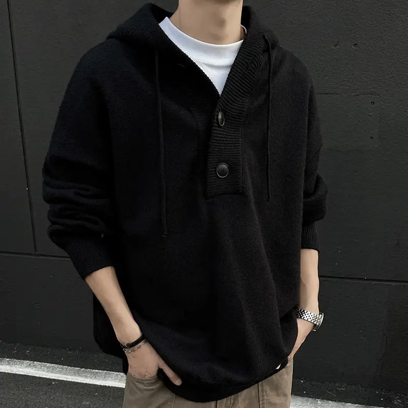 Herren-übergroßer schwarzer Strickpullover mit Kapuze, gerippte Details und Verschluss mit Frontknöpfen, entworfen im Stil eines Retro-Streetwear-Pullovers.