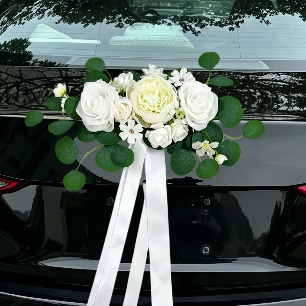 Arrangement floral élégant en rose artificielle blanche et eucalyptus, avec feuilles vertes et rubans en satin, conçu comme ornement décoratif de kit de décoration de voiture de mariage.