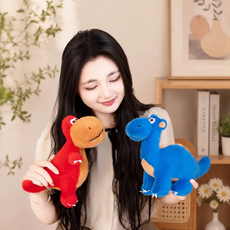 Les jouets peluches de dinosaure coloré rouge et bleu présentent des yeux cousus, des sourires et des corps en tissu souple.