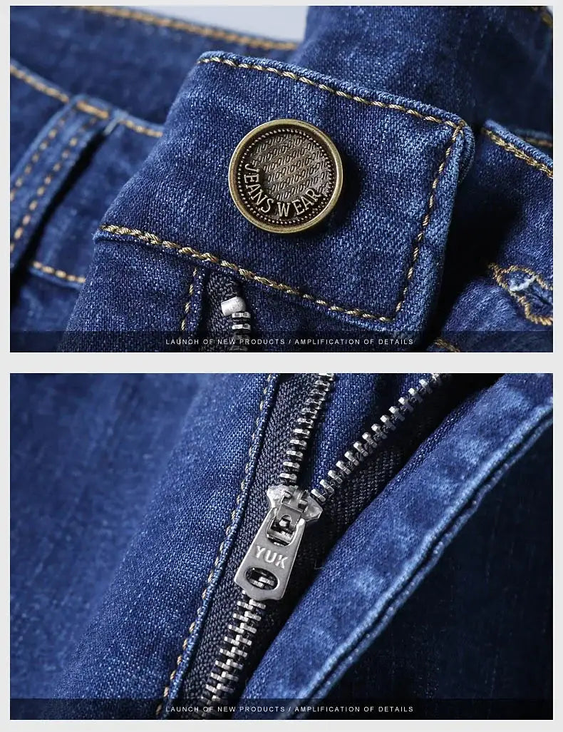 Jeans en denim extensible à coupe slim pour hommes en bleu foncé, avec un bouton en laiton au style vintage gravé de « jeans wear » et une tirette de fermeture éclair argentée portant la mention yuk.