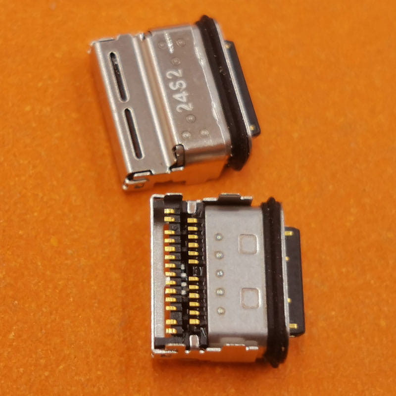 silberner Metall-USB‑C-Ladeanschluss mit vergoldeten Kontakten und schwarzem gummiertem Rand für Mate40-, Mate10- und P20Pro-Smartphones