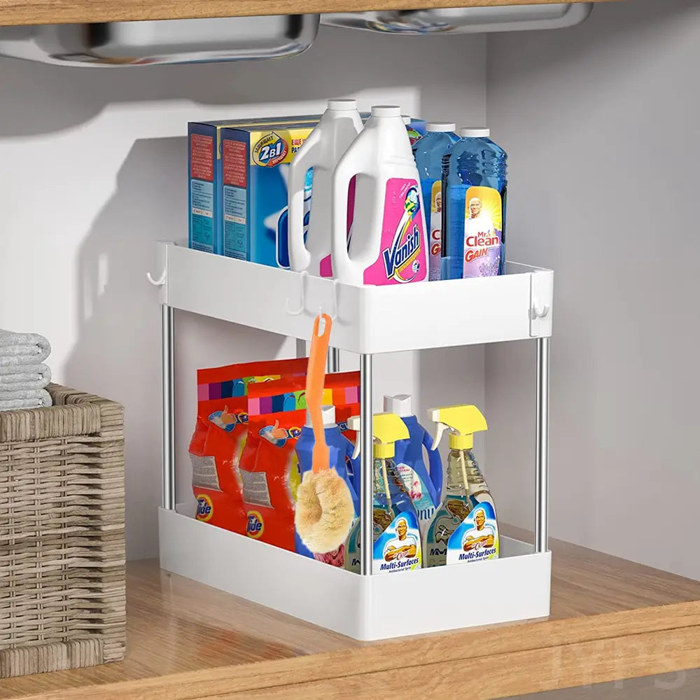 Organisateur d’évier coulissant à deux niveaux de couleur blanche, avec cadre en acier inoxydable, utilisé comme rangement de placard pour les produits de nettoyage de cuisine et de salle de bain.