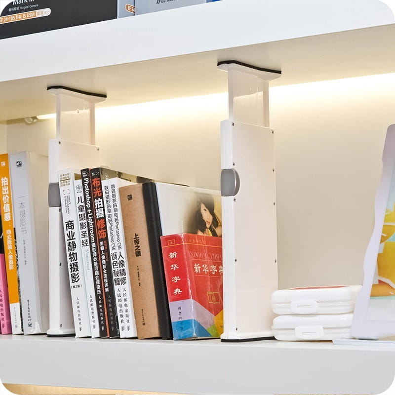 Cloison de tiroir en plastique blanc avec un bouton de réglage gris pour organiser et ranger de manière ajustable.