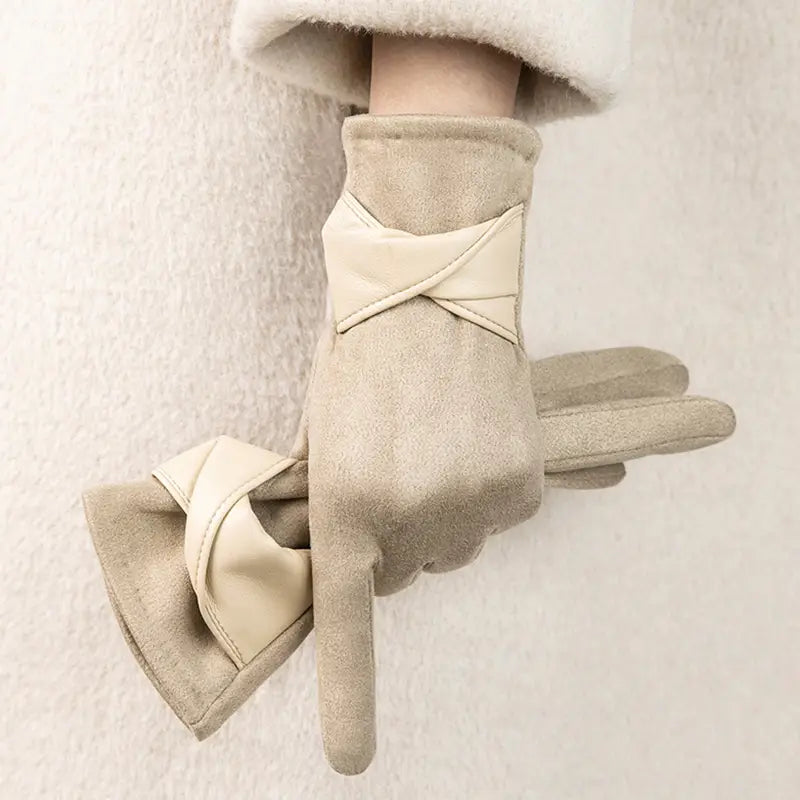 Guantes de invierno para mujer con pantalla táctil de ante color beige, con correas cruzadas de cuero color crema y un puño esponjoso, diseñados para brindar calor y estilo.