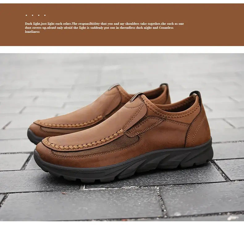 Mocassins homme décontractés en cuir à enfiler en marron, avec une semelle texturée et des détails cousus.