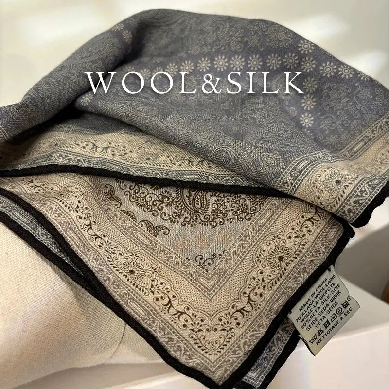 Ein luxuriöses graues und beiges Paisley-mustergesticktes Wollseidentaschentuch mit detaillierter, filigraner Ausarbeitung am schwarzen Einfassungsrand.