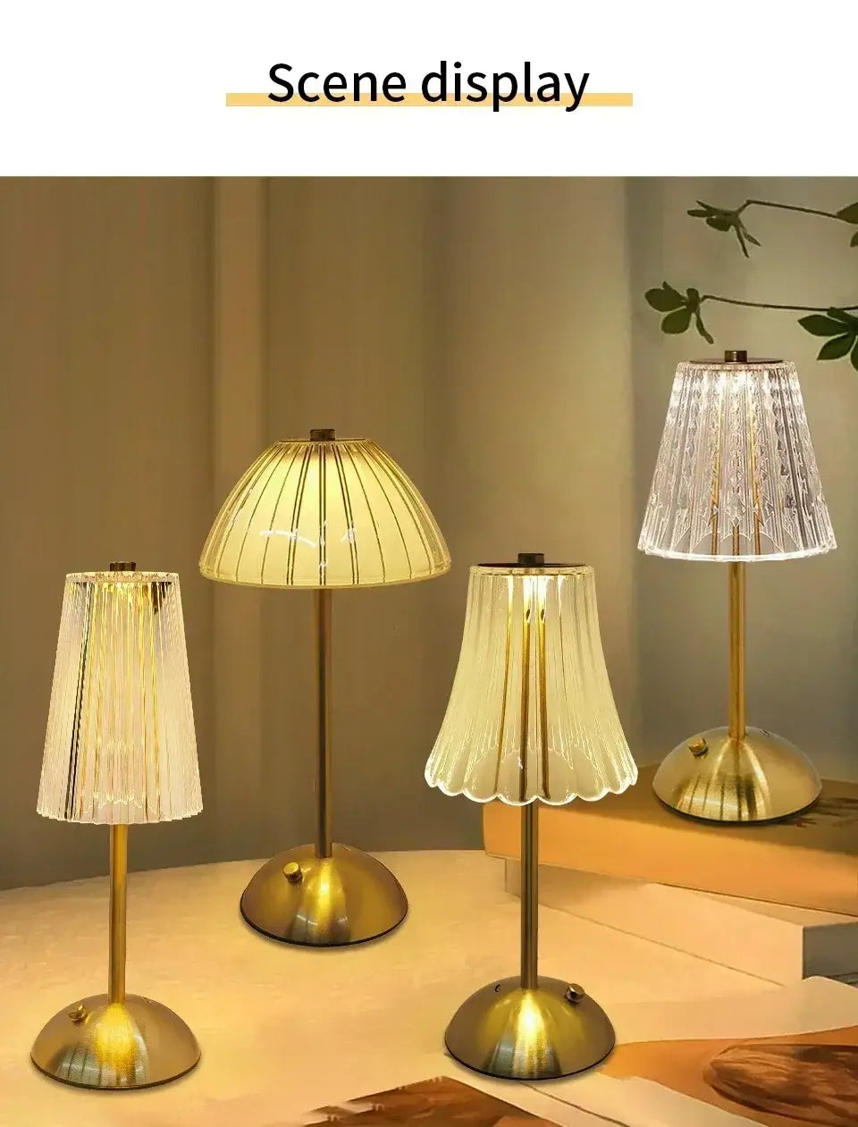 Vier elegante wiederaufladbare Tischlampen mit Messing-Finish, mit transluzenten, plissierten Glasschirmen, die ein warmes Leuchten als Lichtquelle ausstrahlen.