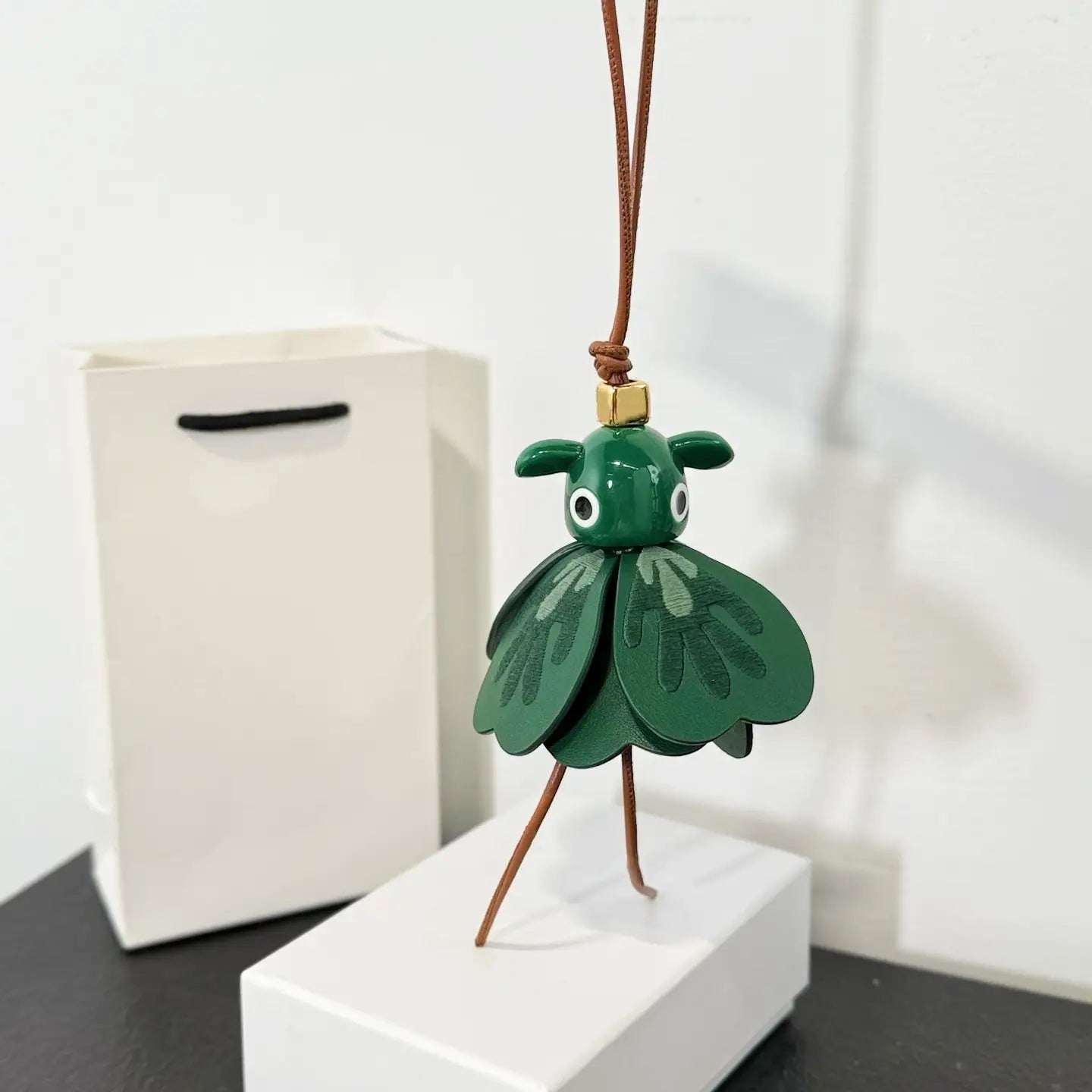 Llavero colgante para bolso con encanto de animales de cuero con un escarabajo de hoja verde hecho en metal con broche en tono dorado y correa de cuero marrón, para usar como un llavero colgante de diseñador tierno.