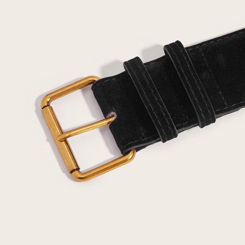 Ceinture large en daim noir pour femmes, avec une boucle rectangulaire à la finition dorée.