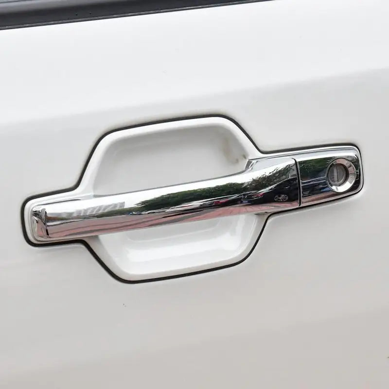 Garniture de poignée de porte en chrome Mitsubishi Pajero avec design moderne élégant et serrure intégrée pour les modèles de 2007 à 2021.