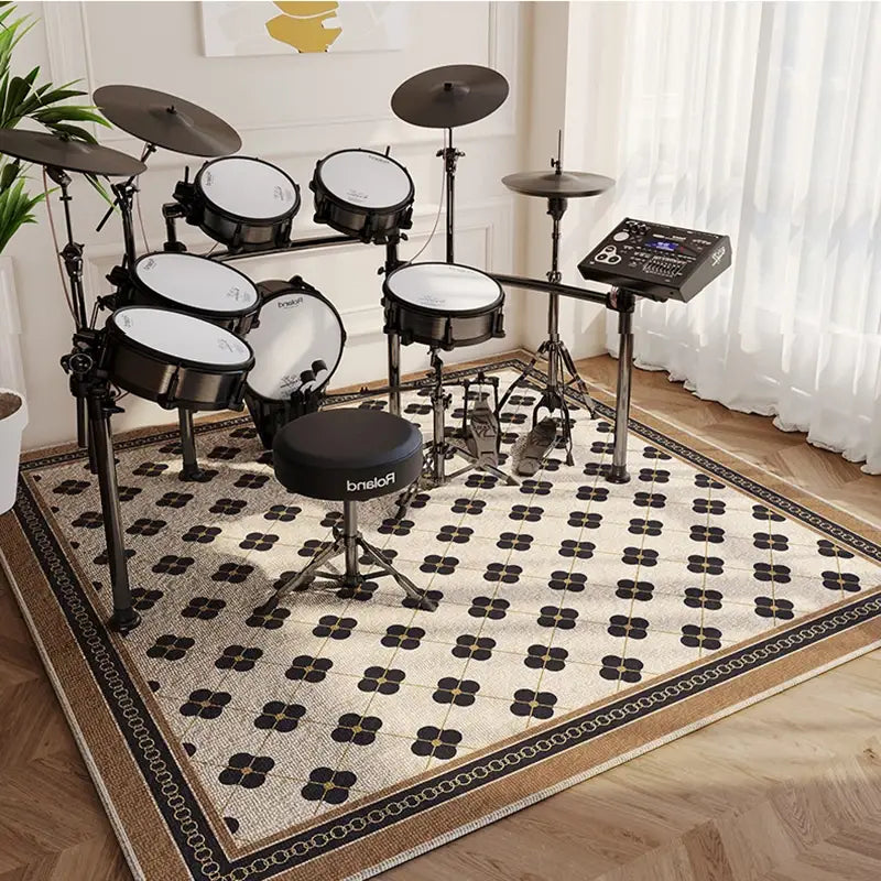 Set de batería electrónica negra con parches blancos y taburete rolando negro a juego, exhibido sobre una alfombra de área de notas musicales en blanco y negro para alfombra de sala de estar.
