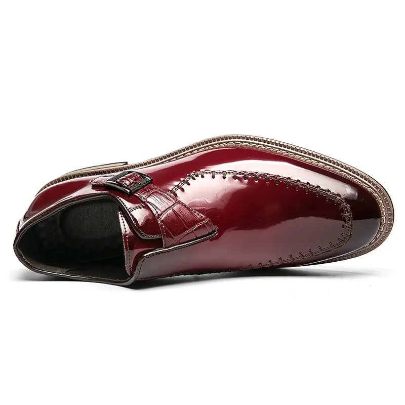 Herren glänzende Lackleder-Kleiderschuh in glänzendem Burgunder mit krokodilartig strukturierter Riemenführung und schwarzem Schnallen-Slip-on-Design