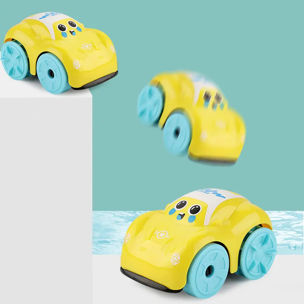 Gelbes Kunststoff-Uhrwerks-Entenbadspielzeug für Kleinkinder mit hellblauen Rädern und einem niedlichen Gesicht mit schwarzen Augen und blauen tränenförmigen Wangen für das Spielen im Wasser.