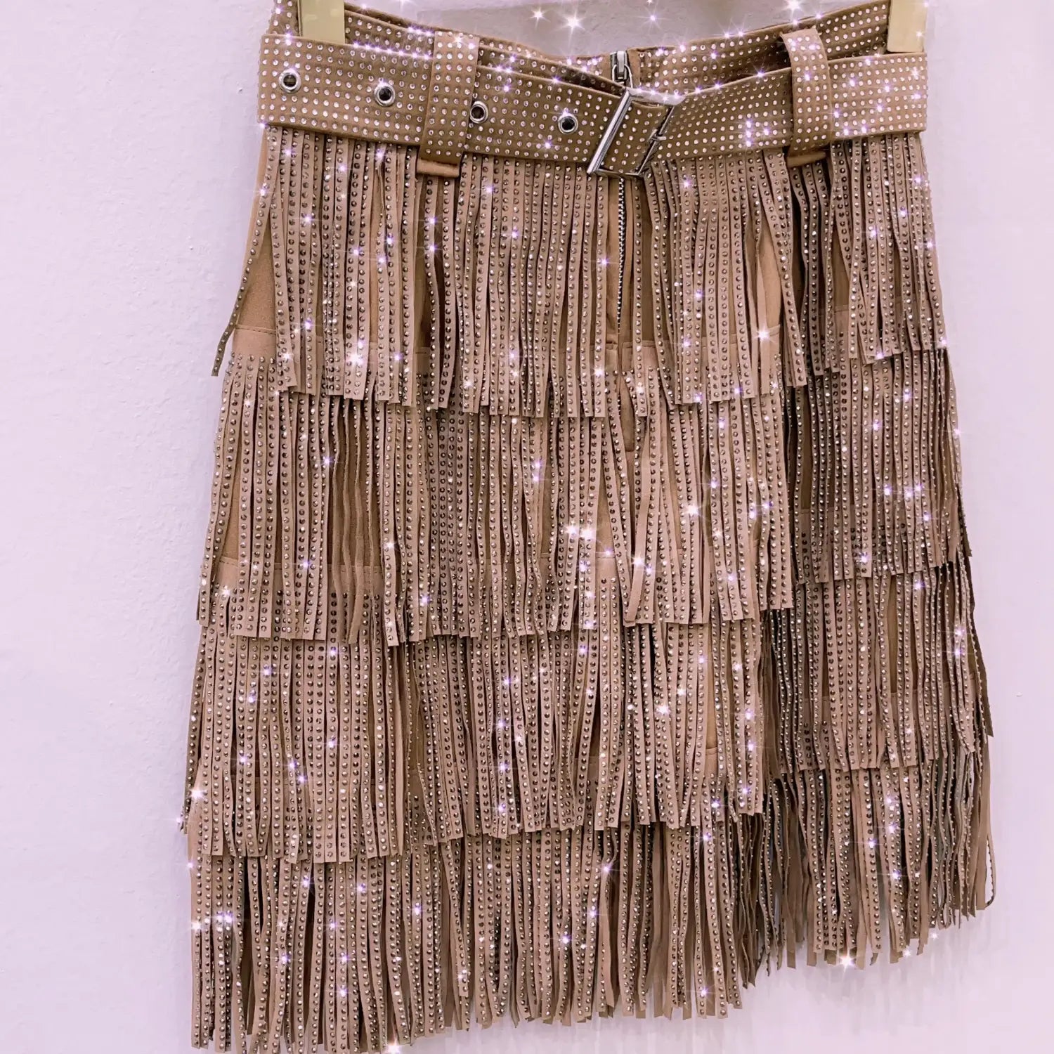 Mini-jupe taille haute à franges en strass beige, à plusieurs niveaux, ornée de strass scintillants le long des franges et de la ceinture.