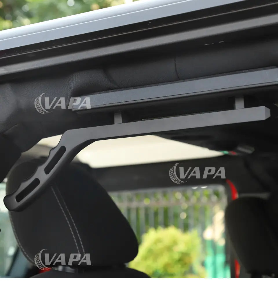 Schwarzer Kunststoff-Dachträger für ein Fahrzeug mit integrierten Montagehalterungen und Griffen, von der Rückseite dargestellt, für Jeep Wrangler JK Aluminium-Türgriff-Garnituren in Schwarz und Rot.