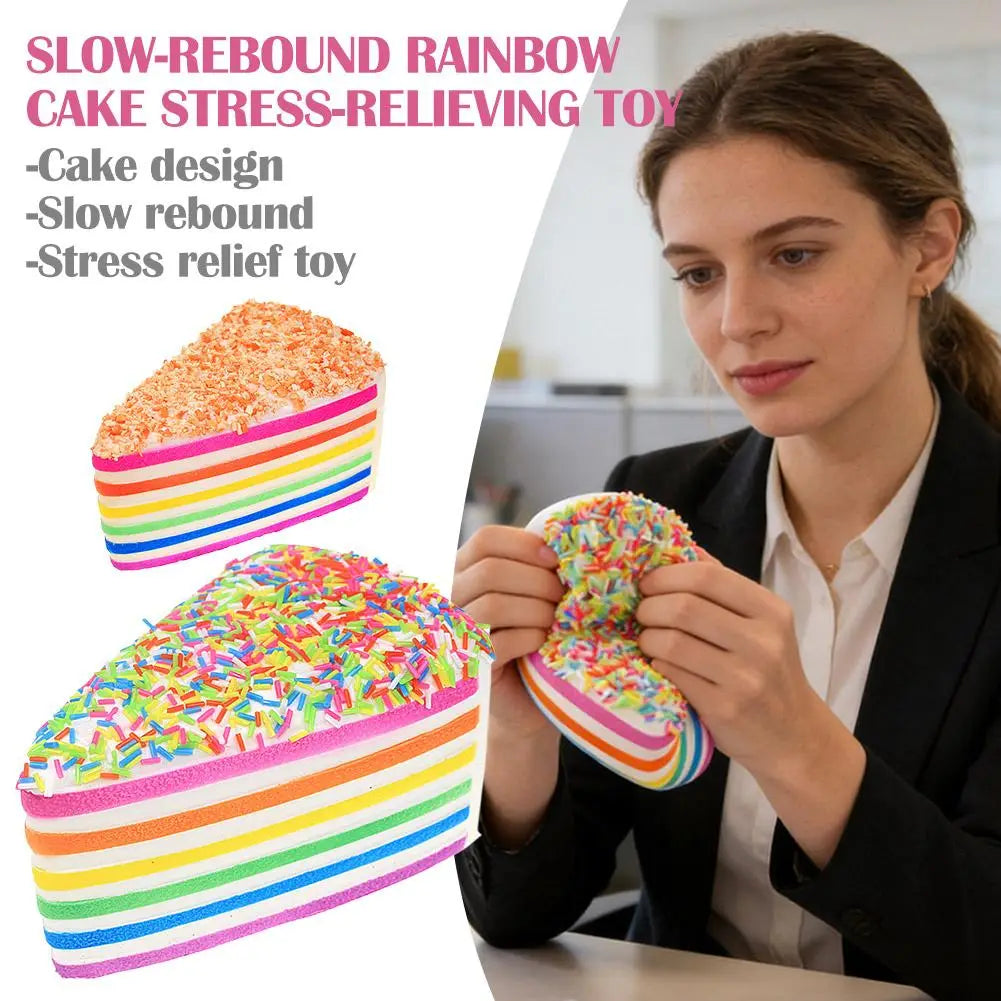 Jouet antistress à gâteau arc-en-ciel à rebond lent, en forme de gâteau avec des rayures arc-en-ciel et un topping de vermicelles, fabriqué en matériau de silicone à rebond lent pour soulager le stress.
