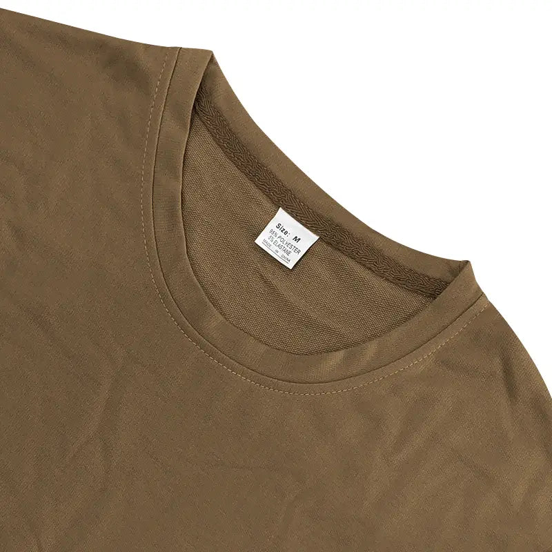 Camiseta suave color verde oliva para hombre de algodón, con cuello redondo sencillo y costuras ordenadas, del conjunto veraniego casual para hombre de dos piezas, camiseta y pantalones cortos.