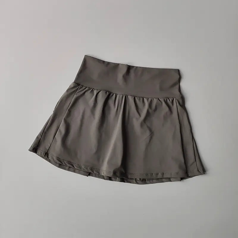 Ein eleganter dunkelgrauer Damen High-Waist-Sport-Tennisrock mit plissiertem Stoff und schnelltrocknendem Material.