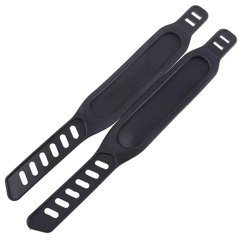 Paire de sangle de pédale de vélo d’exercice en silicone noir avec des découpes ovales allongées sur les côtés