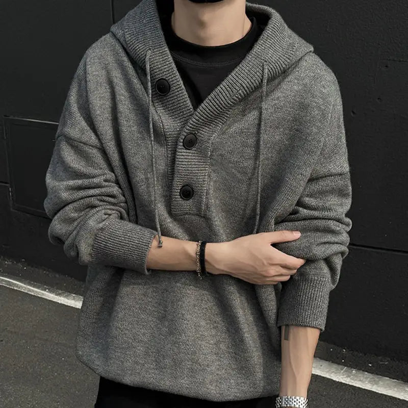 Herren-übergroßer Strickpullover mit Kapuze im Retro-Streetwear-Pullover-Stil in Grau, mit schwarzen Knöpfen und Kordelzügen, gefertigt aus Strickmaterial.