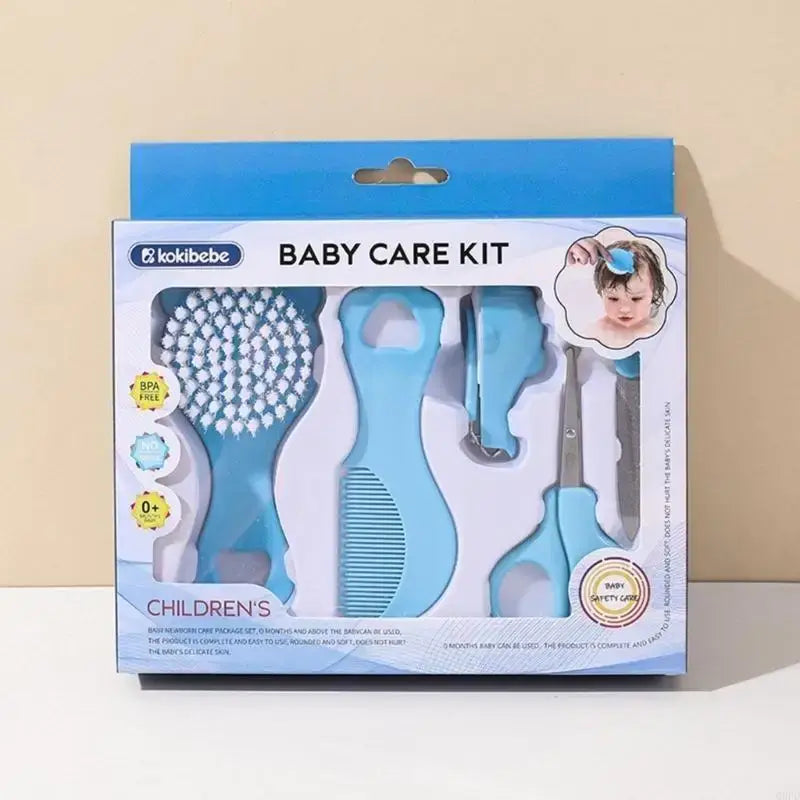 Hellblaues Kunststoff-Babypflegeset mit weichen Borsten, Kamm, Nagelknipsern und Scheren für die Säuglingspflege.