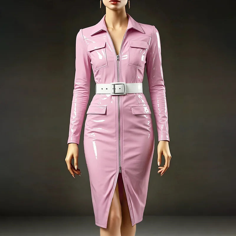 Une élégante robe mi-longue en faux cuir rose verni, dotée d'une fermeture à glissière à l'avant et de deux poches poitrine.
