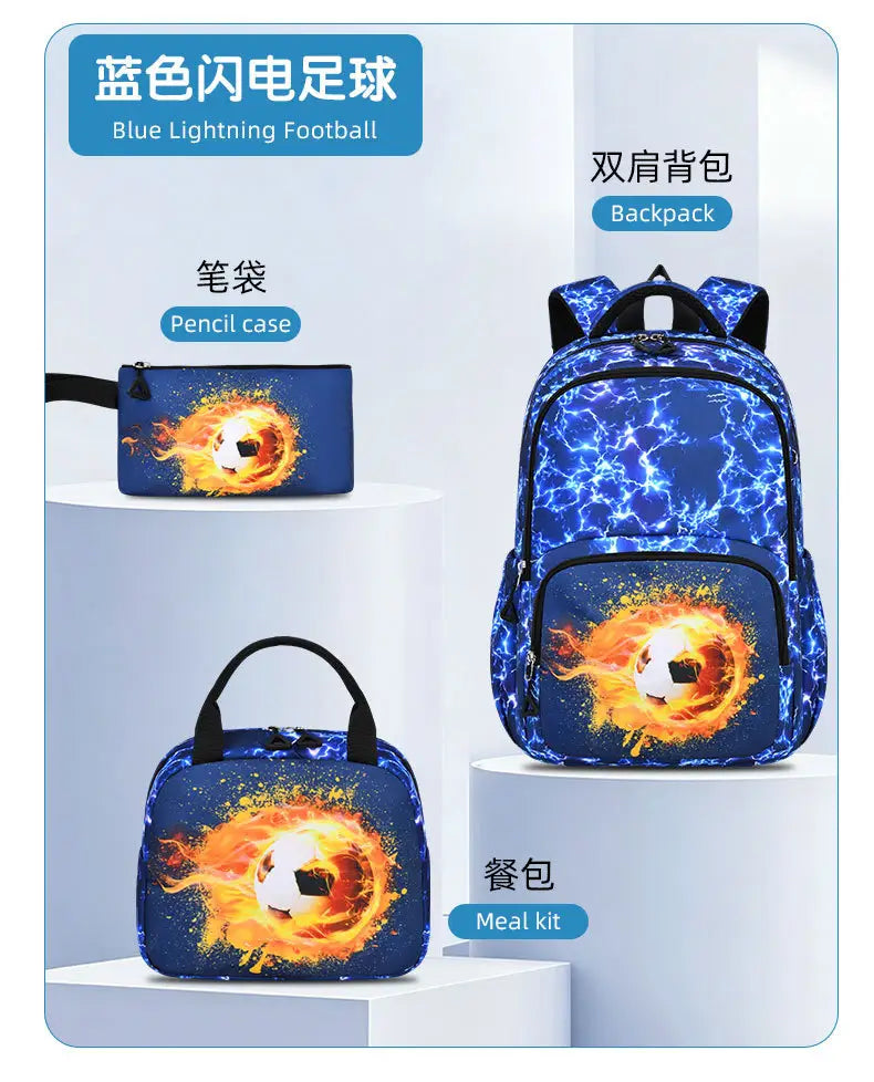 Blauer Jungen-Fußball-Schulrucksack mit dynamischem Blitz- und feurigem Fußball-Design als Teil eines 3-teiligen Sets.