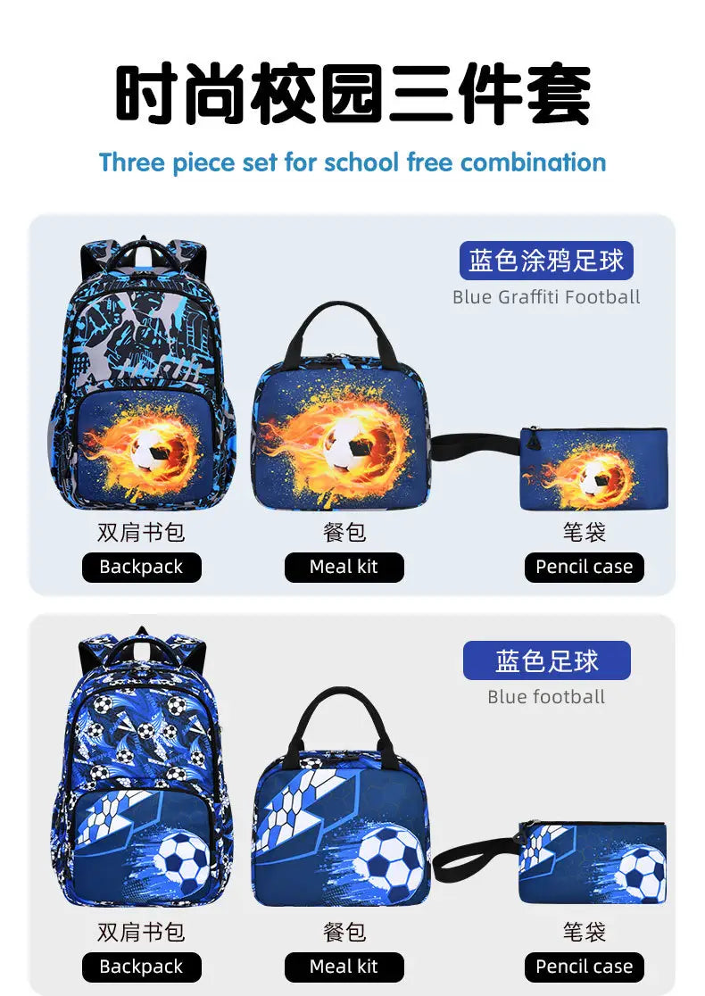 Blaues Jungen-Fußball-Schulrucksack-Set mit 3 Teilen: blauer Rucksack mit schwarzen Trageriemen sowie ein lebhaftes Graffiti-Fußball-Design mit Flammen.