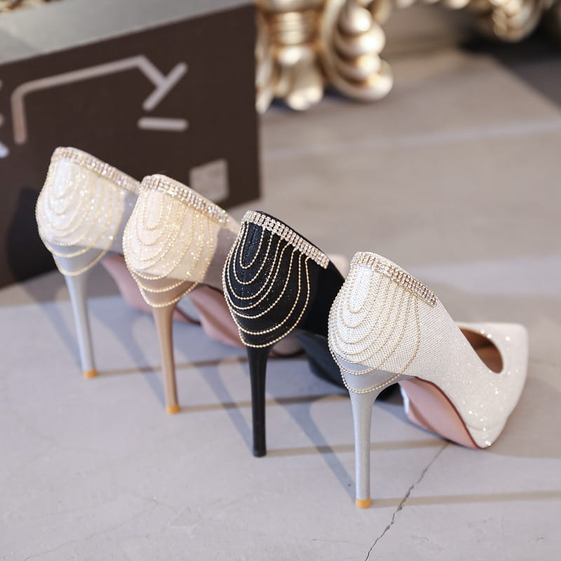 Elegante High-Heel-Plateau-Bridal-Pumps in Creme und Schwarz mit funkelnden Strassriemen und zarter, perlenbesetzter Verzierung, entworfen für Hochzeiten.