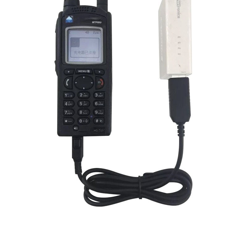 Câble de chargement Motorola MTP850 avec radio bidirectionnelle MTP850 noire connectée au moyen d’un câble USB torsadé à un adaptateur d’alimentation blanc pour MTP810, MTP750 et MTP850s.
