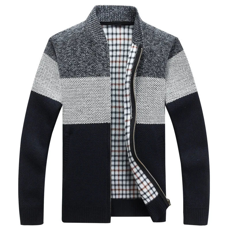 Cardigan d’hiver en maille tricotée doublé de polaire pour homme, avec un tricot texturé en blocs noir, gris et blanc, et une doublure à carreaux.