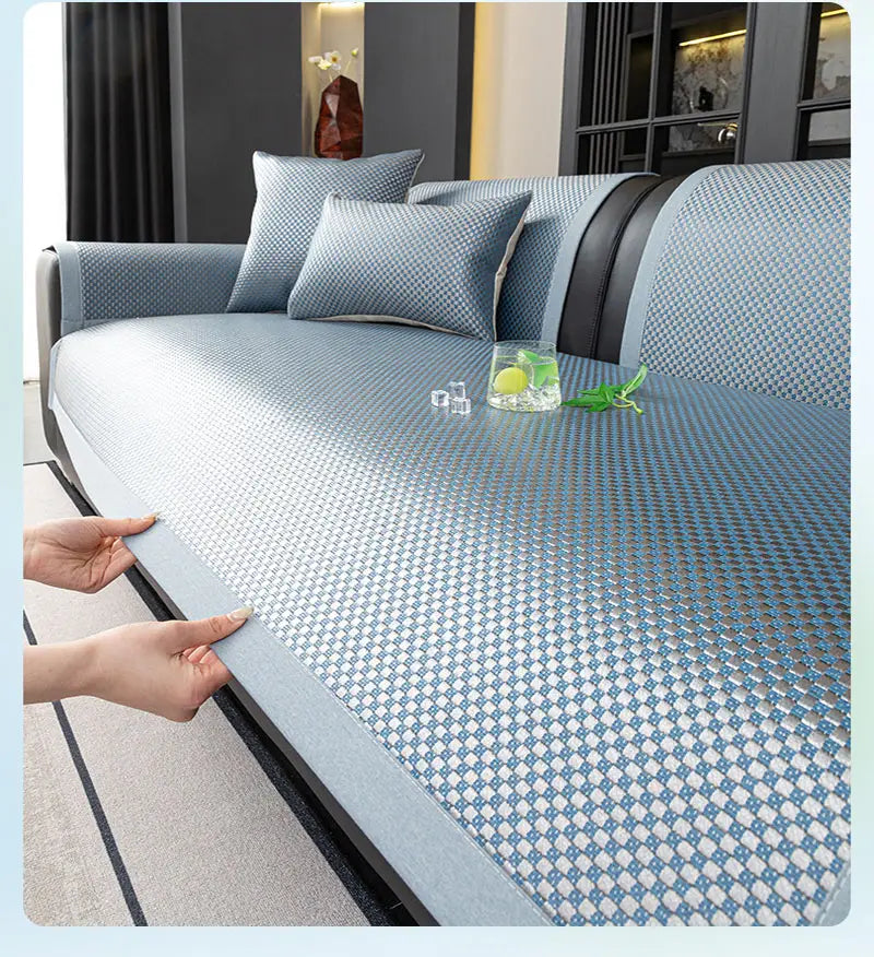 Protège-meubles antidérapant pour coussin de canapé en rotin rafraîchissant, en maille bleu clair à motif, conçu en tissu doux et respirant ; le produit présente une fonctionnalité antidérapante.