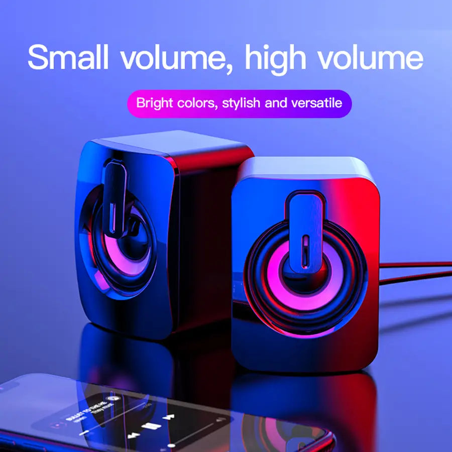 Zwei kompakte, würfelförmige USB-Mini-Computermuslautsprecher mit glänzenden Ausführungen in Blau und Rot sowie beleuchteten runden Treibern für die Verwendung in einem Stereo-Desktop-Audiosystem.