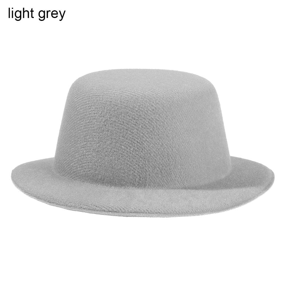 Un fedora en feutre gris clair, à surface légèrement texturée et bord légèrement incurvé, conçu comme accessoire de mode pour chapeau de poupée en peluche pour des poupées de 60 cm.