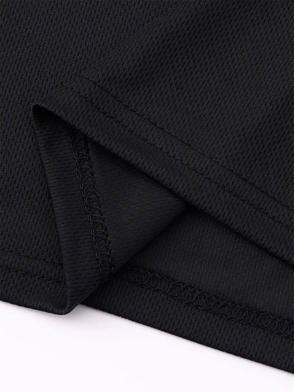 tissu technique en maille noire, avec ourlet côtelé et coutures soignées sur un t-shirt d’été pour homme Nautica, imprimé graphique en lettres