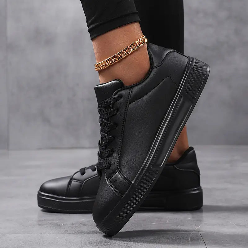 schwarze Ledersneaker mit robuster Sohle und Schnürverschluss-Design, geeignet für Freizeit- und Sporteinsatz