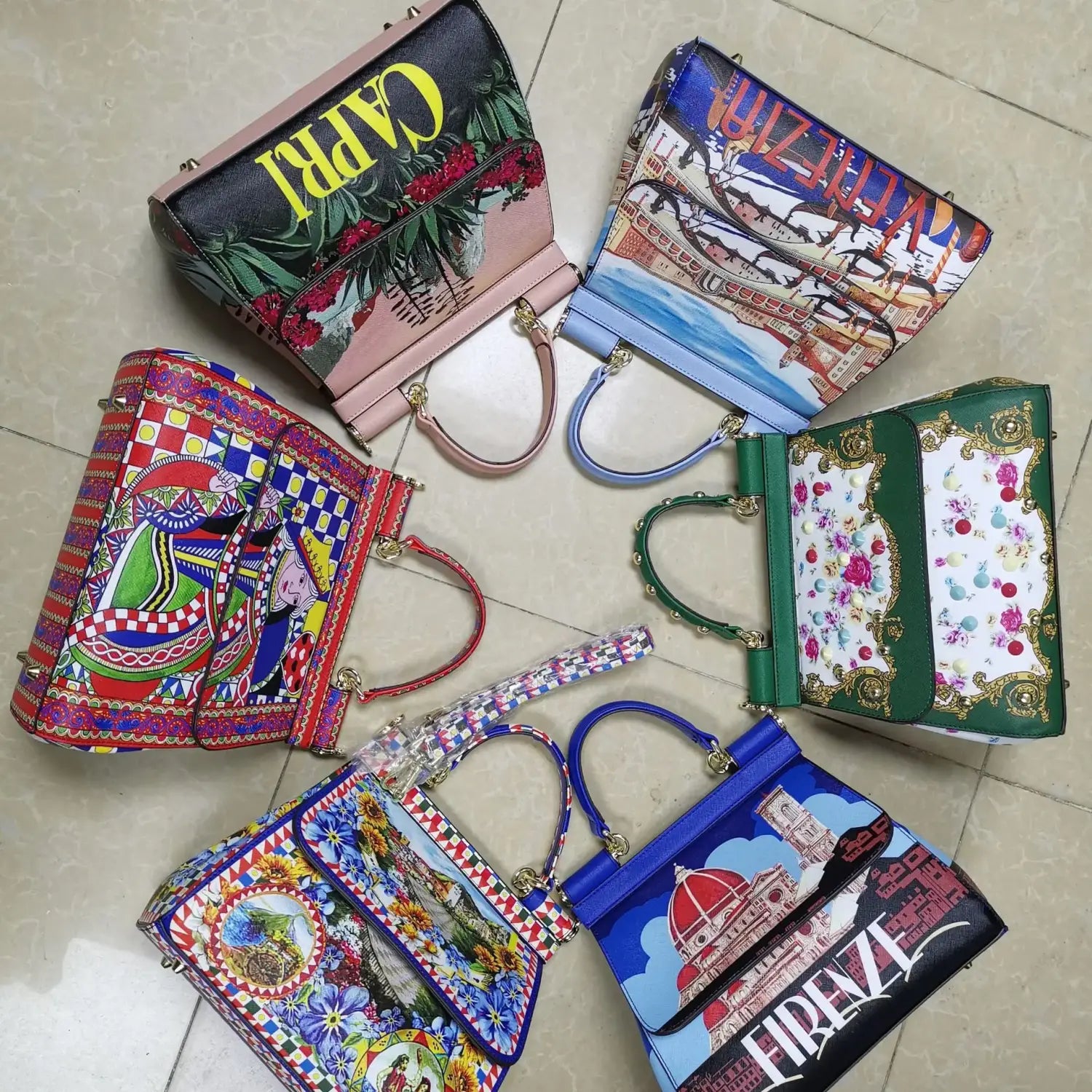 Sac bandoulière en cuir vintage, art raffiné, par Dolce & Gabbana, avec des imprimés vibrants et colorés ainsi que des motifs audacieux sur un cuir finement illustré.